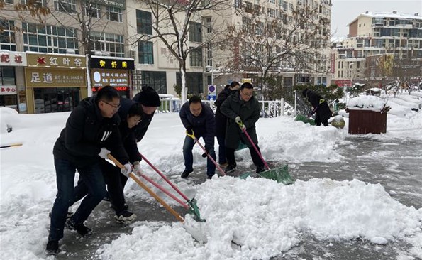 以动制“冻”，，，，，温暖护行——威海产投集团开展清雪行动